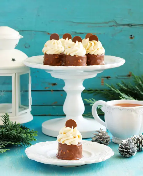 チョコレート ケーキとキャラメル ピーナッツ クリーム Shibust 選択と集中 — ストック写真