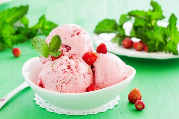 Homemade Ice Cream Wild Strawberry — Stock Photo, Image