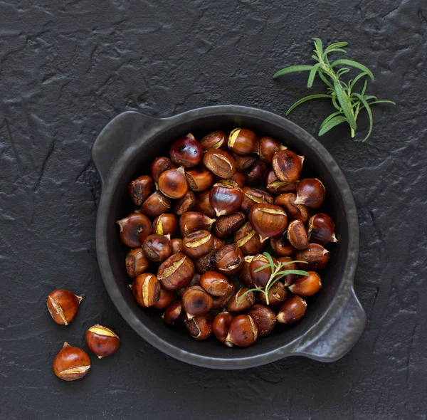 Castanhas Assadas Numa Tábua Velha Foco Seletivo — Fotografia de Stock