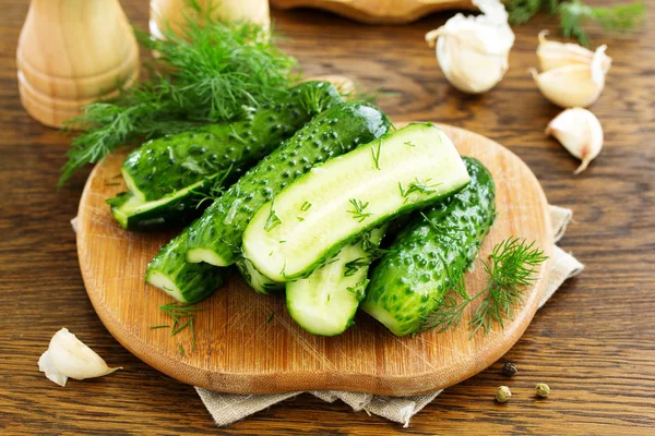 Frisch Gesalzene Gurken Auf Einem Brett Mit Knoblauch Und Kräutern — Stockfoto