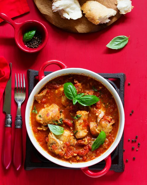 Coelho Assado Molho Tomate Com Alecrim Manjericão Cozinha Italiana — Fotografia de Stock