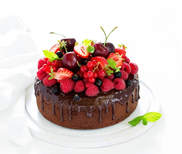 Вкусный Шоколадный Торт Шоколадной Глазурью Свежими Ягодами — стоковое фото