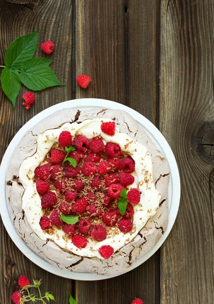 Krem ve ahududu ile çikolata tatlı (pasta) pavlov.