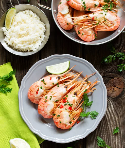 Kızarmış pilav ile servis karides, Kral.