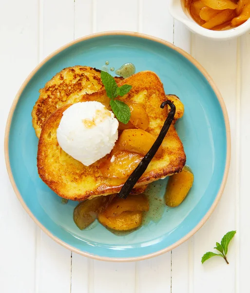 French Toast Med Sockerkulör Äpplen För Frukost — Stockfoto