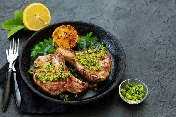 Bir Kemik Gremolat Soslu Domuz Pirzola — Stok fotoğraf