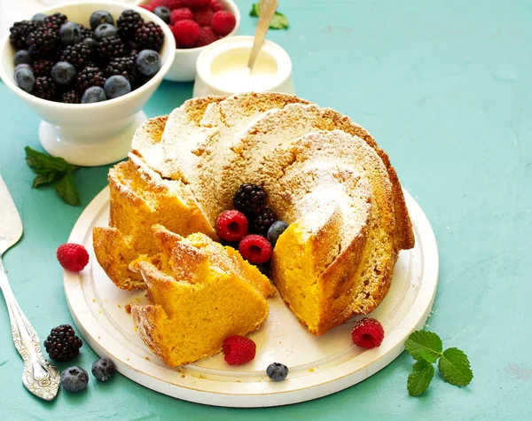 Гарбузовий Торт Свіжими Ягодами — стокове фото