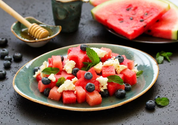 Peynirli, dutlu ve naneli karpuz salatası..