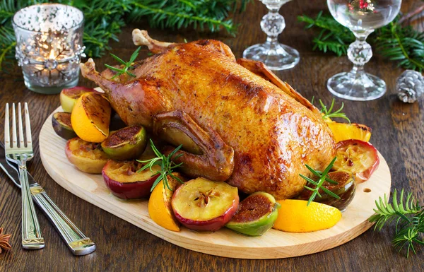 Festliche Weihnachtsente Mit Äpfeln Und Feigen Gebacken — Stockfoto