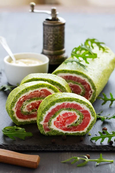 Rotolo Salmone Salato Crema Formaggio Spinaci — Foto Stock