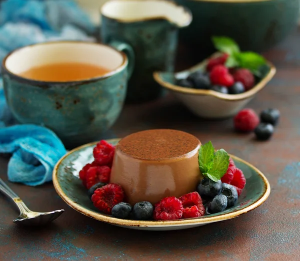 美味的自制巧克力甜点潘娜 奶油焦糖 焦糖蛋 覆盆子和蓝莓 — 图库照片