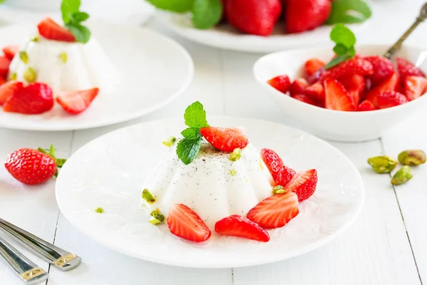 Cremige Panna Cotta Mit Erdbeeren — Stockfoto