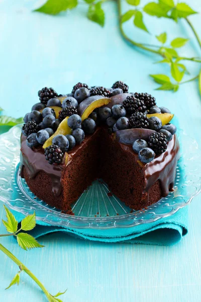 Chocolate Cake Icing Blackberries Blueberries — Stock Photo, Image