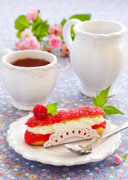 Eclair Strawberries Cream Shibust — Stock Photo, Image