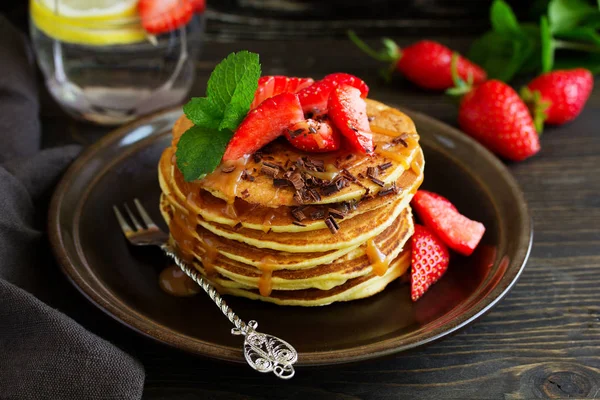 Panqueques Con Caramelo Fresas Para Desayuno — Foto de Stock