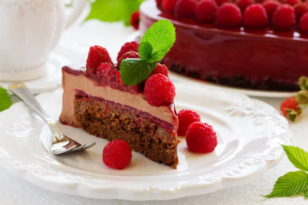 라즈베리를 곁들인 초콜릿 브라우니 케이크 — 스톡 사진