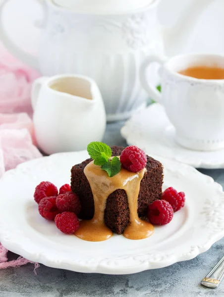 Lepkie Pudding Sosem Karmelowym Świeżymi Malinami — Zdjęcie stockowe