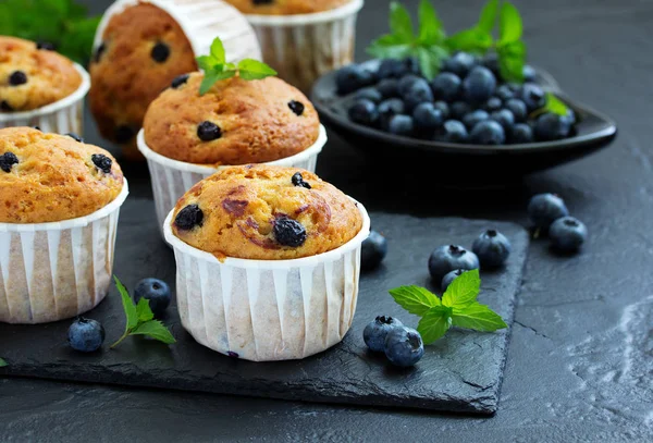 Muffins Avoine Aux Myrtilles Sur Fond Sombre — Photo