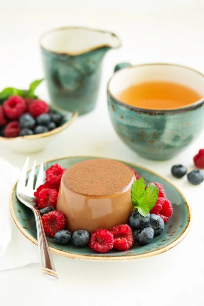 美味的自制巧克力甜点潘娜 奶油焦糖 焦糖蛋 覆盆子和蓝莓 — 图库照片