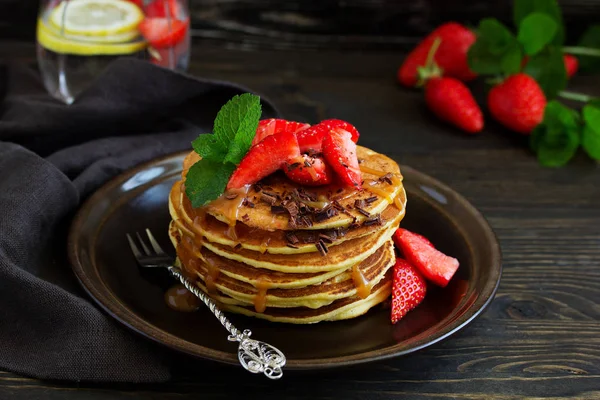 Pfannkuchen Mit Karamell Und Erdbeeren Zum Frühstück — Stockfoto