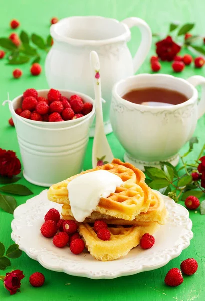 Homemade Waffles Wild Strawberries — Stock Photo, Image