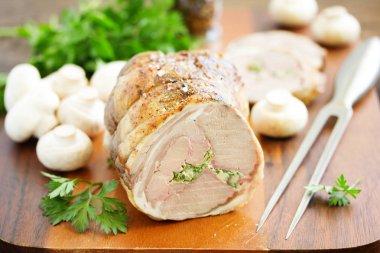 Şampiyon ve maydanozla doldurulmuş kuzu pirzolası..