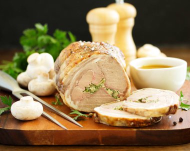 Şampiyon ve maydanozla doldurulmuş kuzu pirzolası..