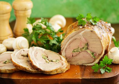 Şampiyon ve maydanozla doldurulmuş kuzu pirzolası..