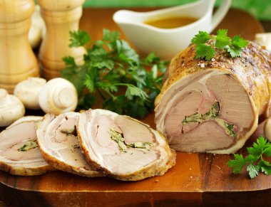 Şampiyon ve maydanozla doldurulmuş kuzu pirzolası..