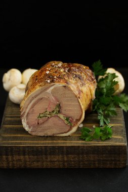 Şampiyon ve maydanozla doldurulmuş kuzu pirzolası..