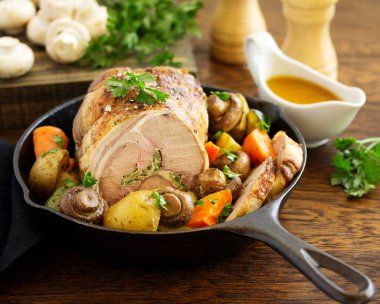 Şampiyon ve maydanozla doldurulmuş kuzu pirzolası..