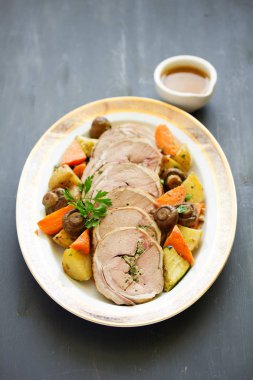 Şampiyon ve maydanozla doldurulmuş kuzu pirzolası..