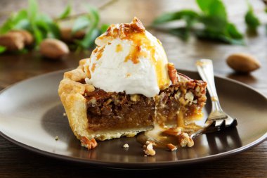 Amerikan klasik kek pecans ve akçaağaç şurubu.