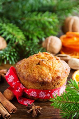Yeni yıl masada kabak ve havuç muffins.