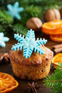 Yeni yıl masada kabak ve havuç muffins.