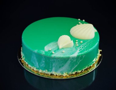 Çikolata glyassazhem kaplı modern pasta..