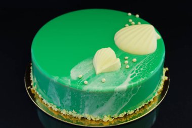 Çikolata glyassazhem kaplı modern pasta..