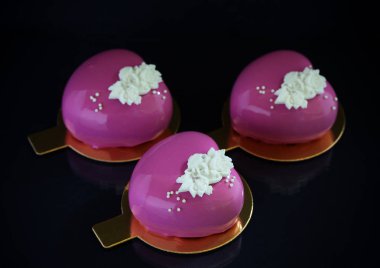 Çikolata glyassazhem kaplı modern pasta..