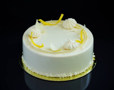 Çikolata glyassazhem kaplı modern pasta..