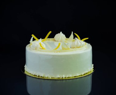 Çikolata glyassazhem kaplı modern pasta..