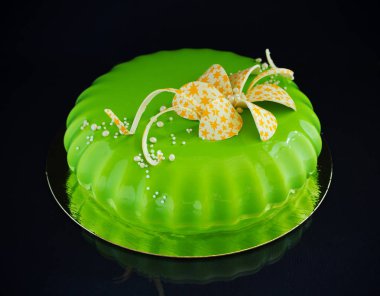 Çikolata glyassazhem kaplı modern pasta..