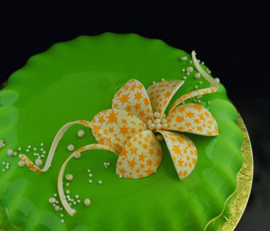 Çikolata glyassazhem kaplı modern pasta..