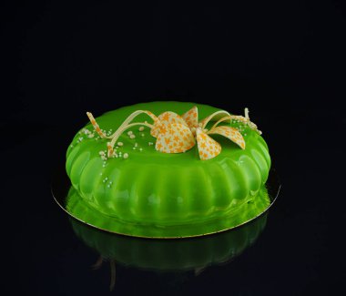 Çikolata glyassazhem kaplı modern pasta..