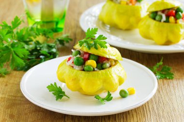 Küçük tarak pirinç ve sebze doldurulmuş. Seçici odak.