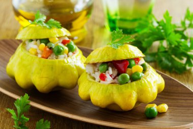 Küçük tarak pirinç ve sebze doldurulmuş. Seçici odak.