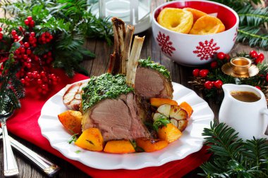 Noel kızartma Yorkshire pudingi ile sığır eti. Şenlikli yemeği.