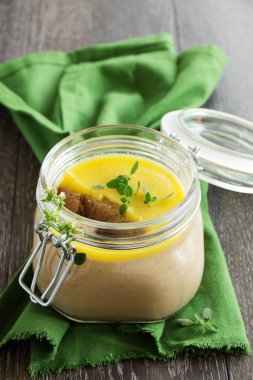 Karaciğer ve ekmek dilimleri terrine
