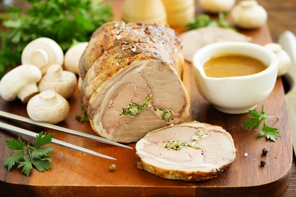 Şampiyon ve maydanozla doldurulmuş kuzu pirzolası..