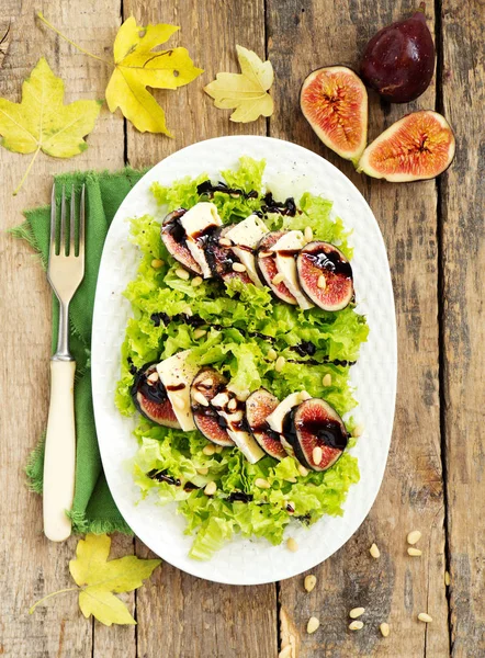 Salat Mit Feigen Und Brie Käse — Stockfoto