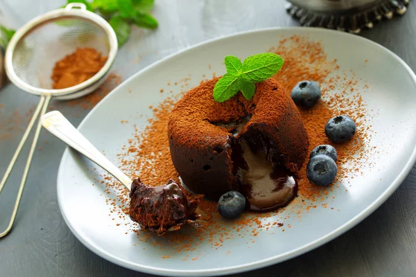 Фондан Вкусный Шоколадный Десерт Черникой — стоковое фото